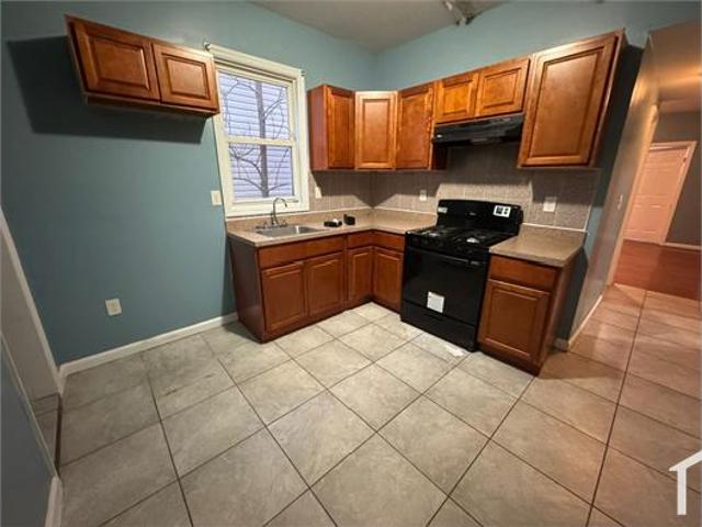Townhouse for rent in Newark