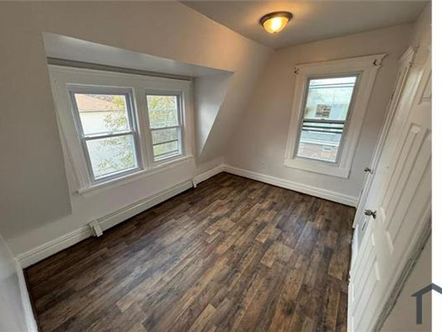 Townhouse for rent in Newark
