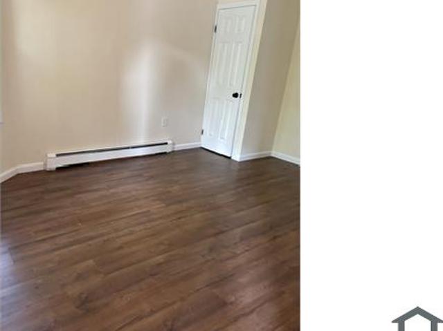 Townhouse for rent in Newark