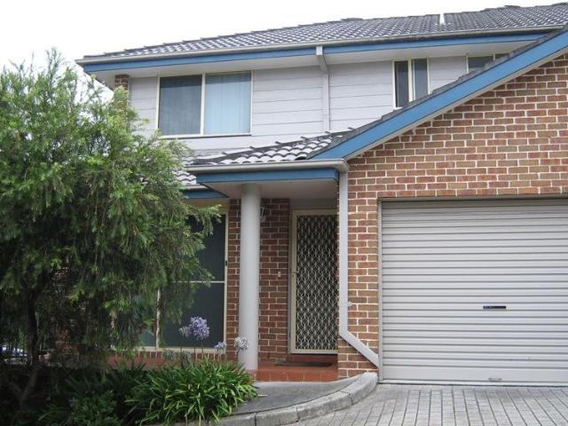 Townhouse for rent in Wollongong West, New South Wales