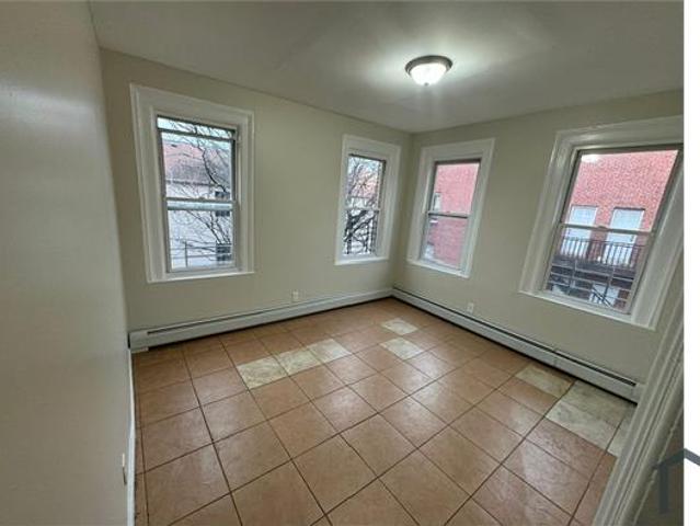 Townhouse for rent in Newark