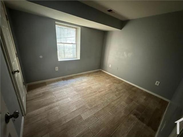 Townhouse for rent in Newark