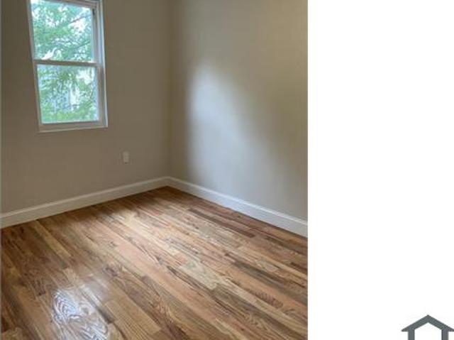 Townhouse for rent in Newark