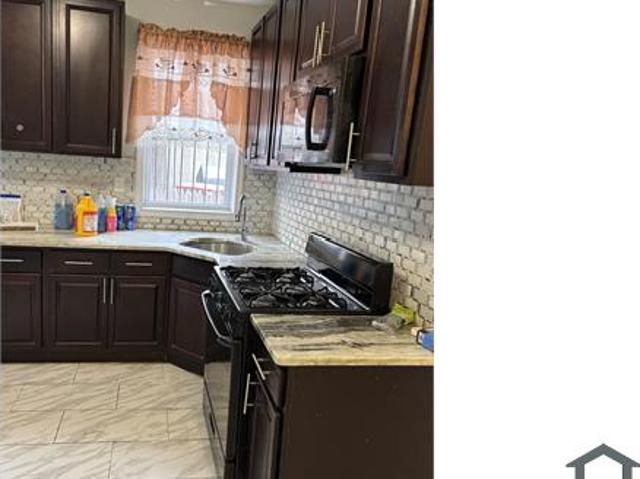 Townhouse for rent in Newark