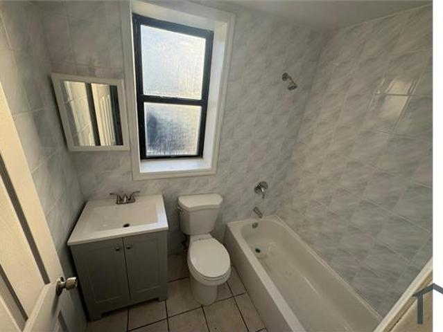 Townhouse for rent in Newark