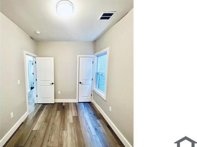 Townhouse for rent in Newark