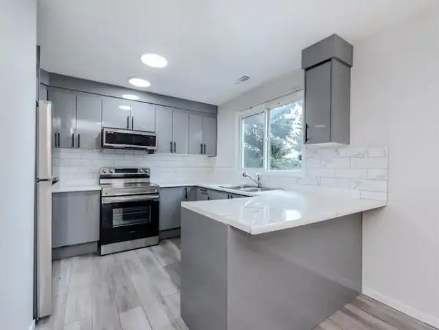 Townhouse for rent in Forest Heights, Calgary