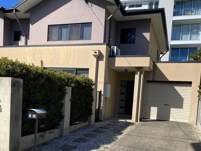 Townhouse for rent in Southport, Gold Coast City