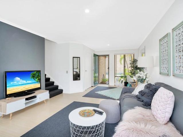 Townhouse for rent in Biggera Waters, Gold Coast City