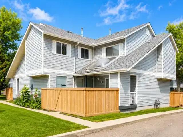Townhouse for rent in Wedgewood, Alberta