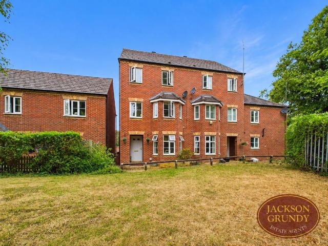 House for sale in Upton