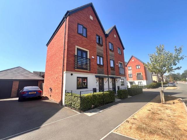 House for sale in Upton