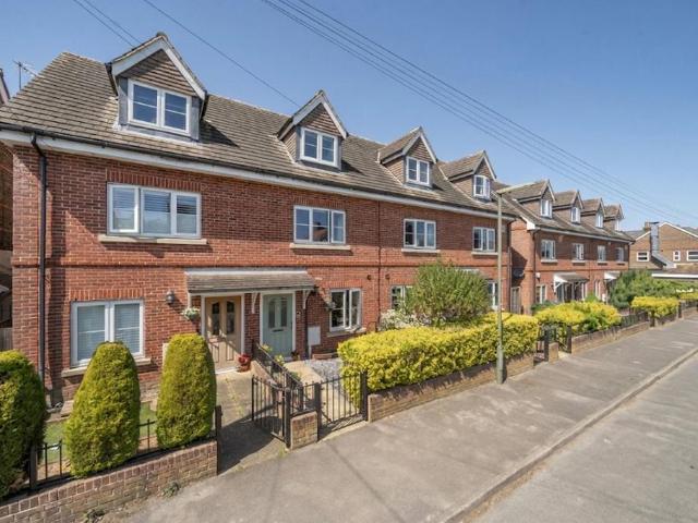 House for sale in Hillview, Surrey