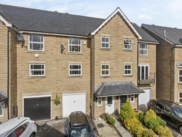 House for sale in Tranmere Park, Guiseley