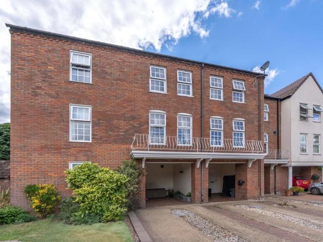 House for sale in Whitton, Greater London