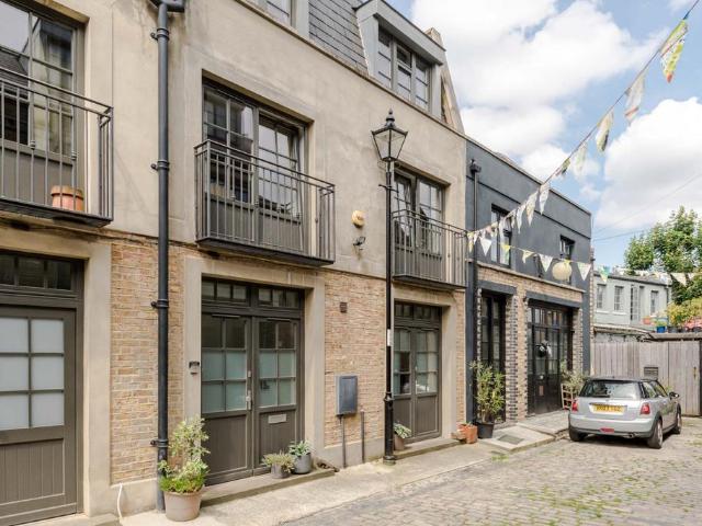 House for sale in London Borough of Lewisham, Cat Hill