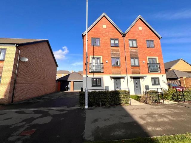 House for sale in Upton