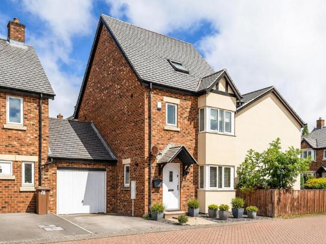 House for sale in Tranmere Park, Guiseley