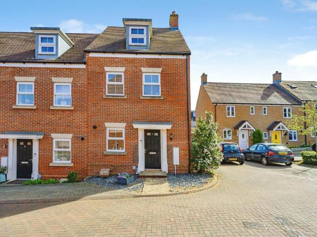 House for sale in Manor Estate, Pouchen End