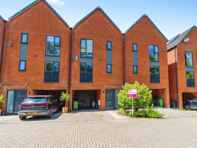House for sale in Hedge End, Helford