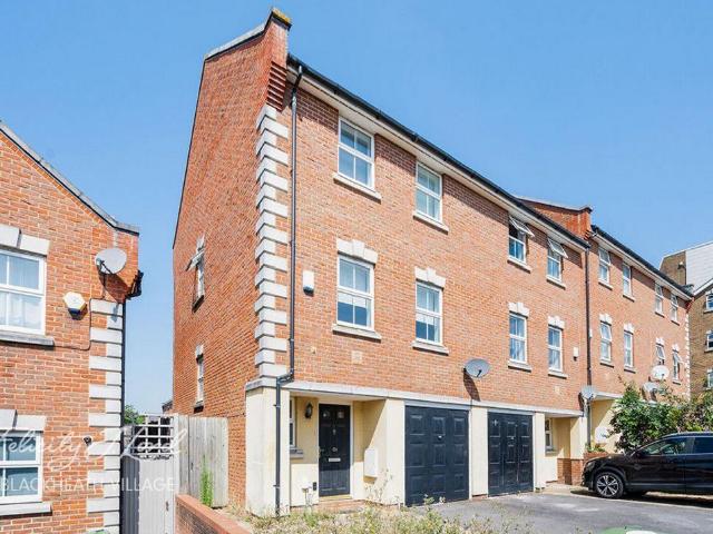 House for sale in Charlton, Greater London