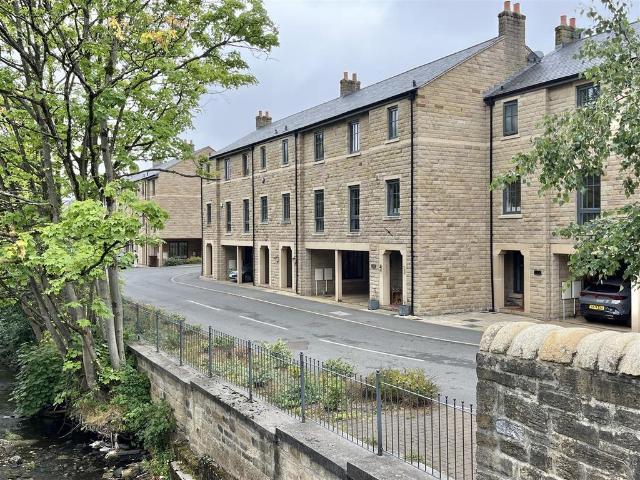 House for sale in Shirebrook Park, Charlesworth