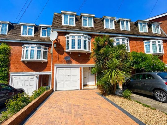 House for sale in Mill Hill, Greater London