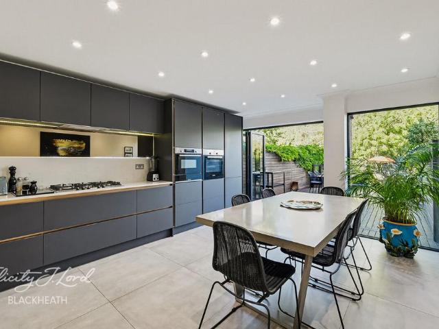 House for sale in Royal Borough of Greenwich, Greater London