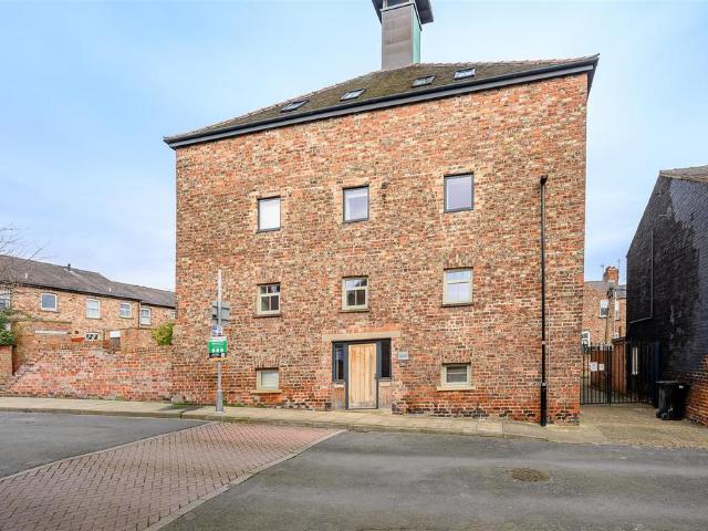 House for sale in High Field, York
