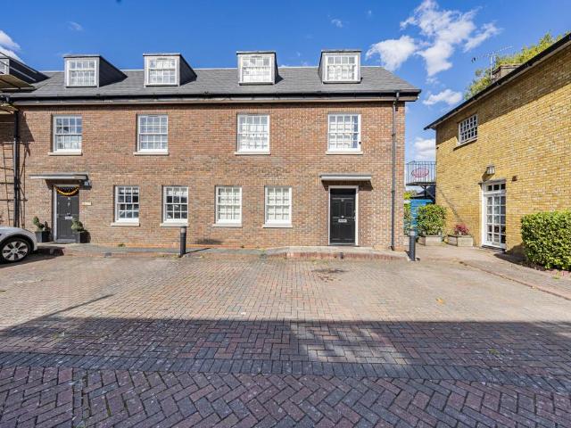 House for sale in Gould's Green, Greater London