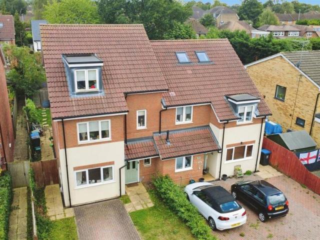 House for sale in Highfield, Pouchen End