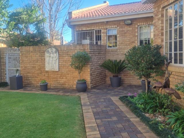 Townhouse for sale in Dr Kenneth Kaunda, North West