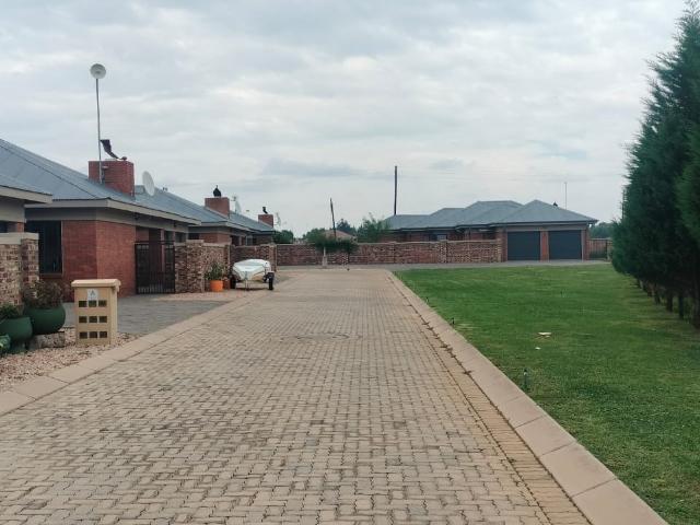 Townhouse for sale in Dr Kenneth Kaunda, North West