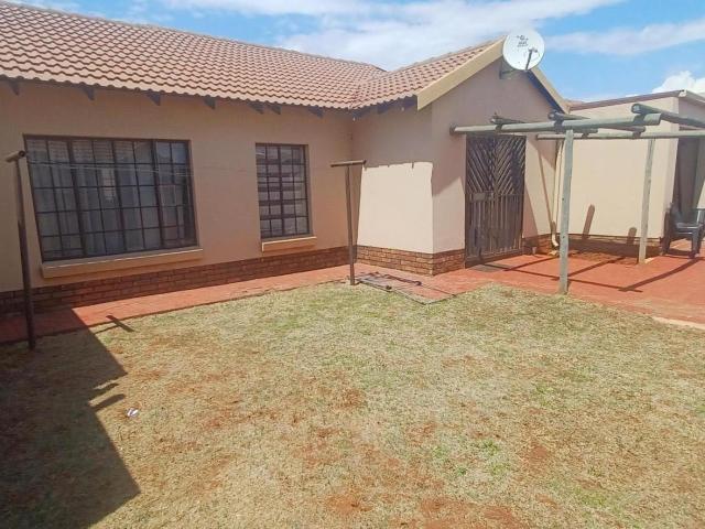 Townhouse for sale in Akasia, Gauteng