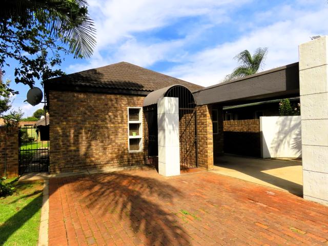 Townhouse for sale in Waterkloof, Gauteng