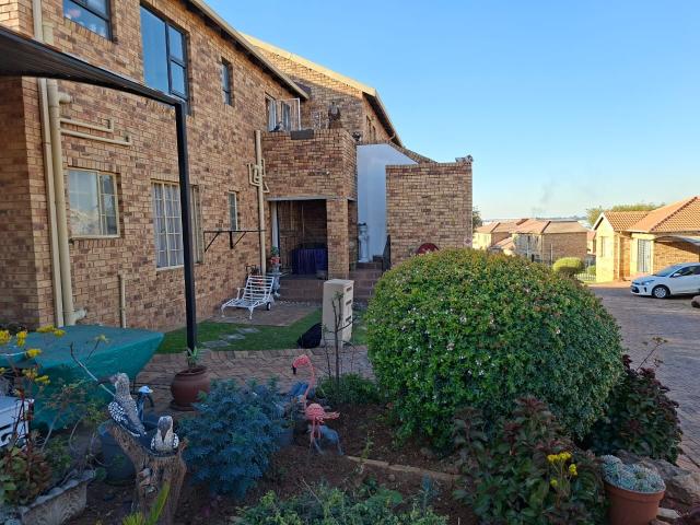 Townhouse for sale in Vosloorus, Gauteng
