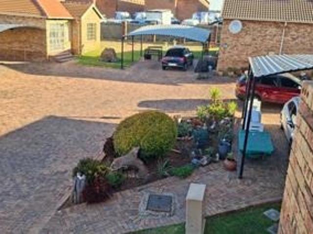 Townhouse for sale in Vosloorus, Gauteng