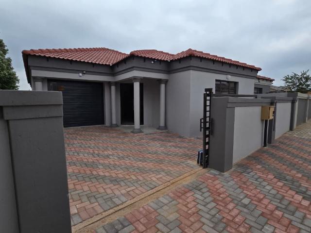 Townhouse for sale in Dr Kenneth Kaunda, North West