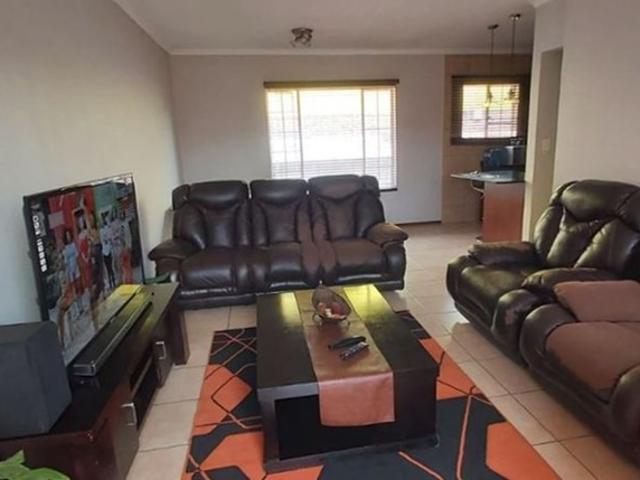 Townhouse for sale in Glenmarais, Ekurhuleni