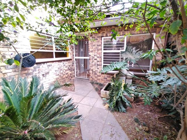 Townhouse for sale in Mohlakeng, Gauteng