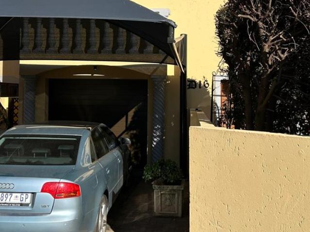Townhouse for sale in Mohlakeng, Gauteng