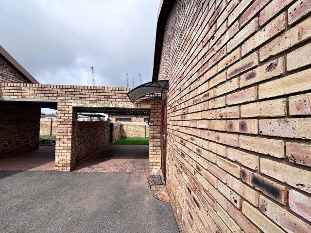 Townhouse for sale in Mohlakeng, Gauteng