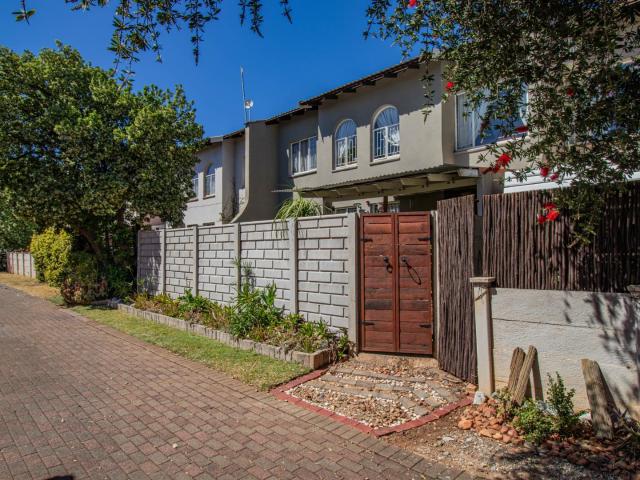 Townhouse for sale in Ifafi, Hartbeespoort Dam Nature Reserve