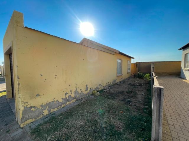 Townhouse for sale in Mohlakeng, Gauteng