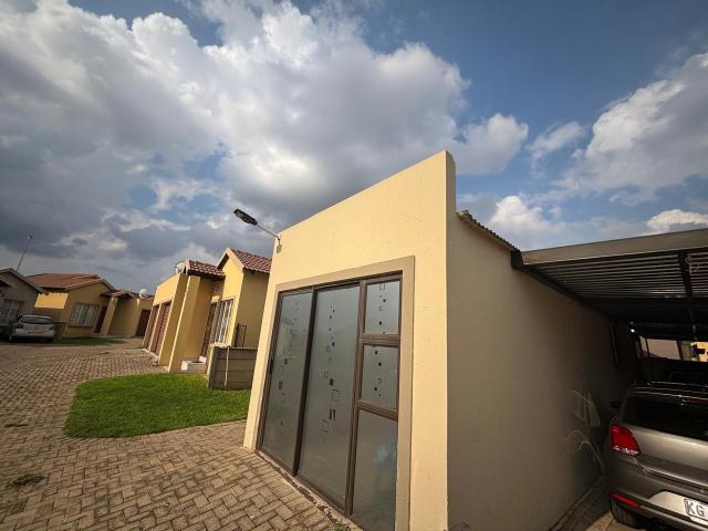 Townhouse for sale in Mohlakeng, Gauteng