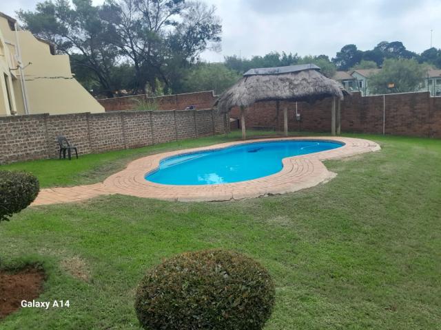 Townhouse for sale in Johannesburg, Mondeor