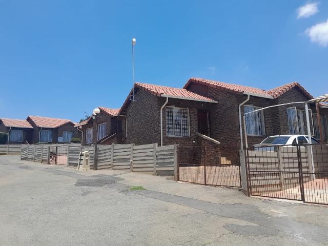 Townhouse for sale in Johannesburg, Mondeor