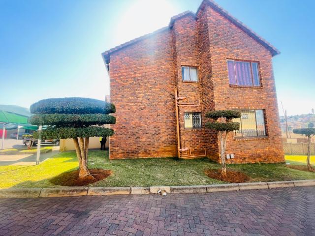 Townhouse for sale in Johannesburg, Mondeor