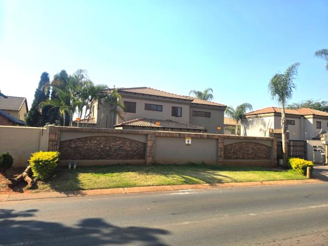 Townhouse for sale in Waterkloof, Gauteng
