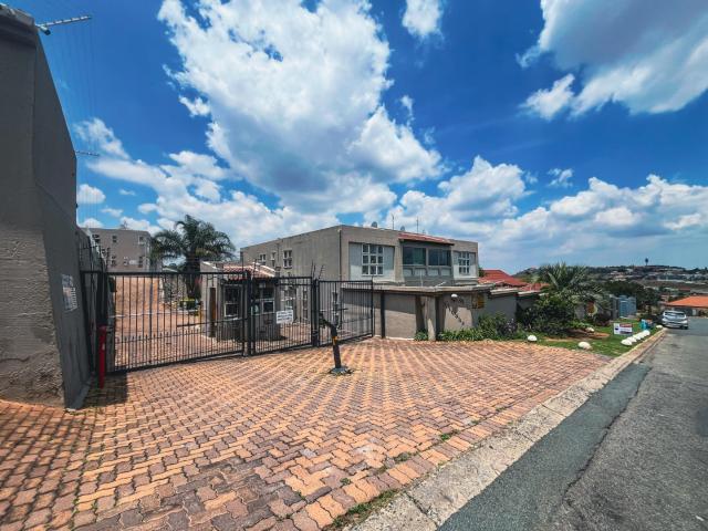 Townhouse for sale in Oakdene, Vosloorus